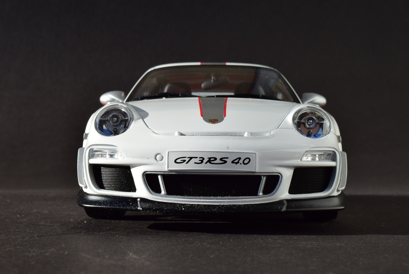 Illustration for article titled RennSport Battle: 997 911 GT3 RS 4.0, AUTOart v. Bburago